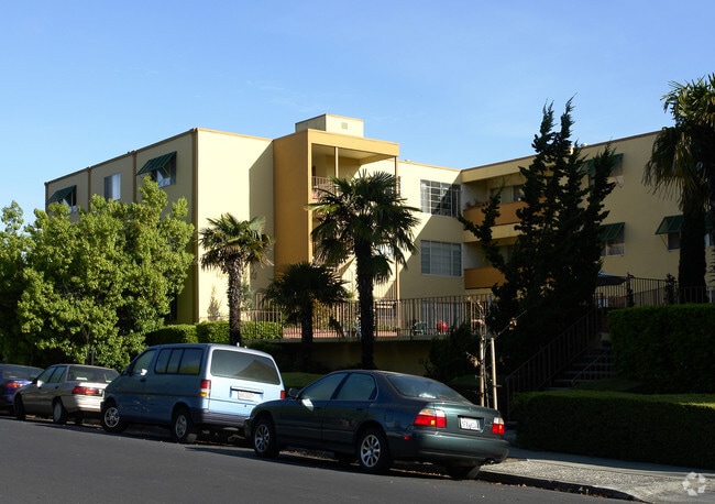Building Photo - 75 Arch St Apartment