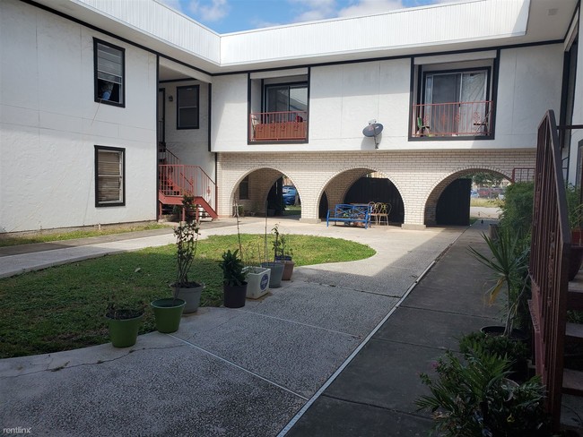 Building Photo - 2 br, 2 bath  - Royal Palms Apartments # 16
