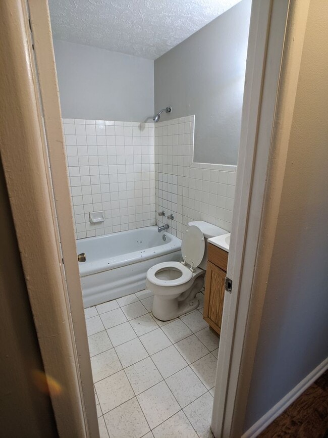 Building Photo - Spacious 3 bed 1 bath ranch style home.