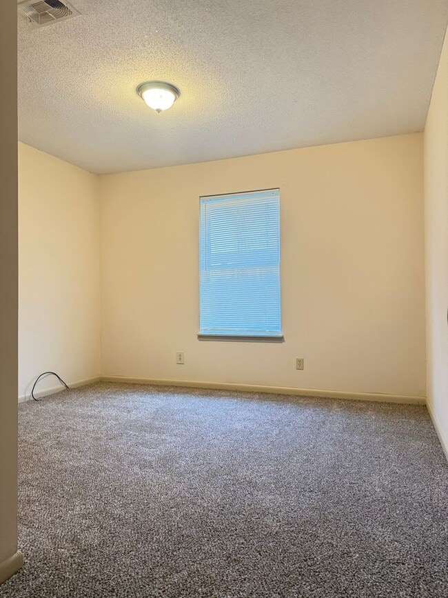 Building Photo - 4612 N Cypress St