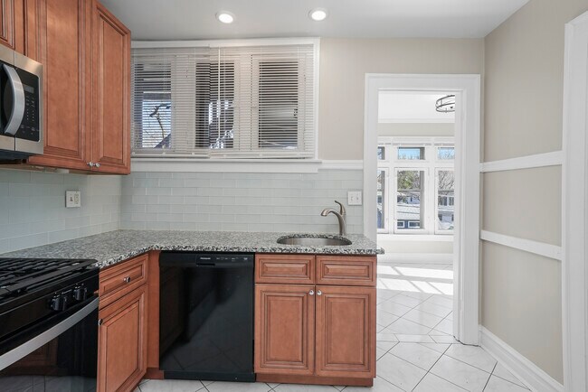 Building Photo - 306 S Kenilworth Ave