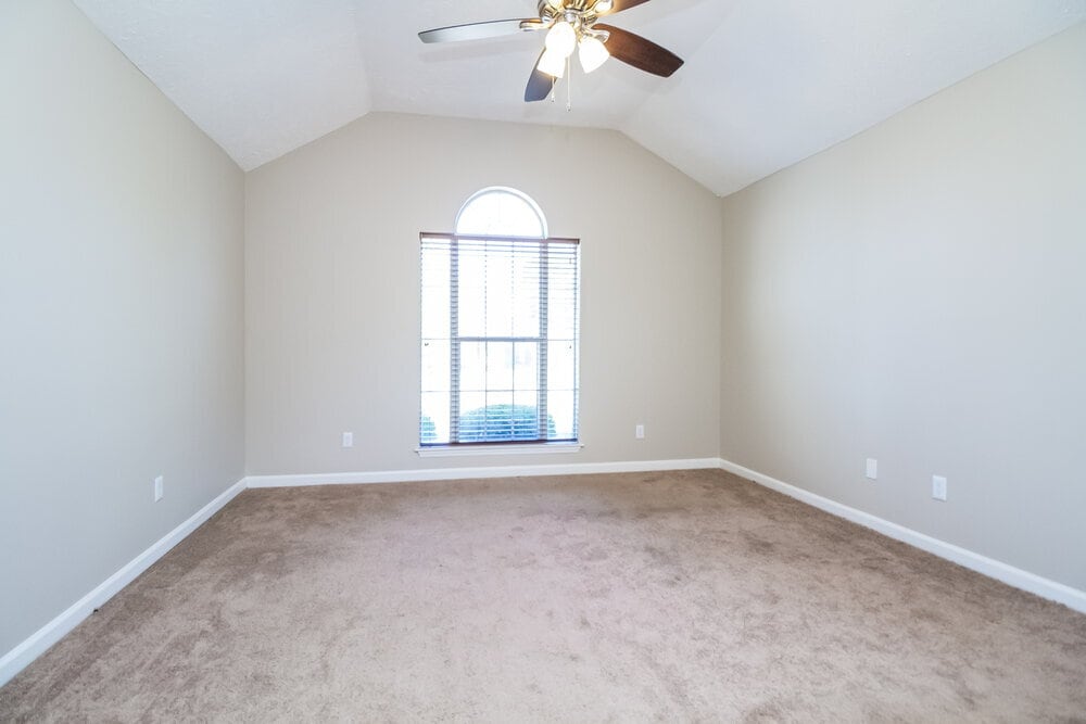 Building Photo - 494 Forest Ridge Dr