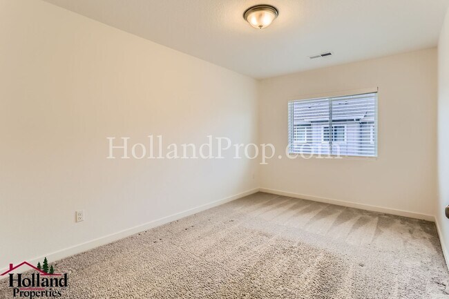 Building Photo - Gorgeous & Spacious Single-Home 3 beds 2.5 bath Available for you!