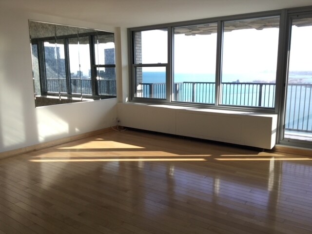 Living room beautiful mirrored wall west view of city - 400 E Randolph St