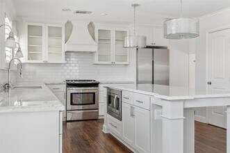Building Photo - 9836 Gooding Dr