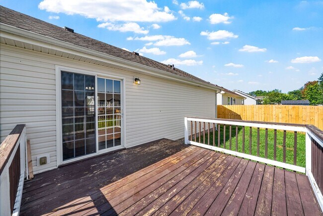 Building Photo - 3 Bedroom Pet Friendly Home For Rent Close...