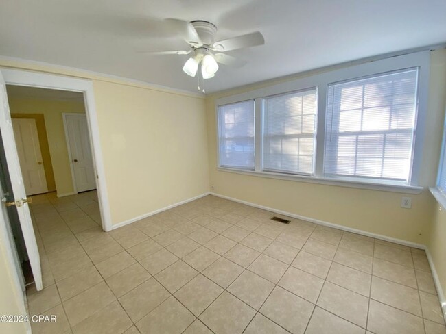 Building Photo - Home Centrally Located in Marianna, FL