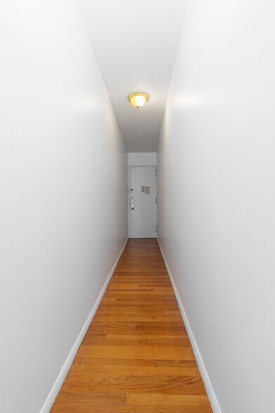 Building Photo - 224 E 95th St