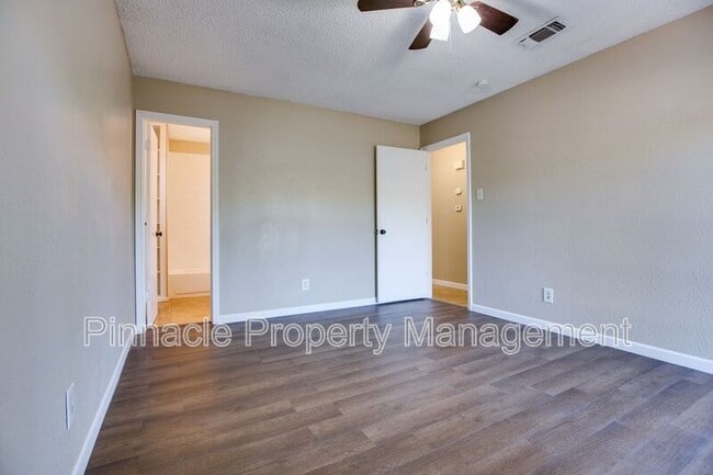 Building Photo - 1427 Gregory Dr