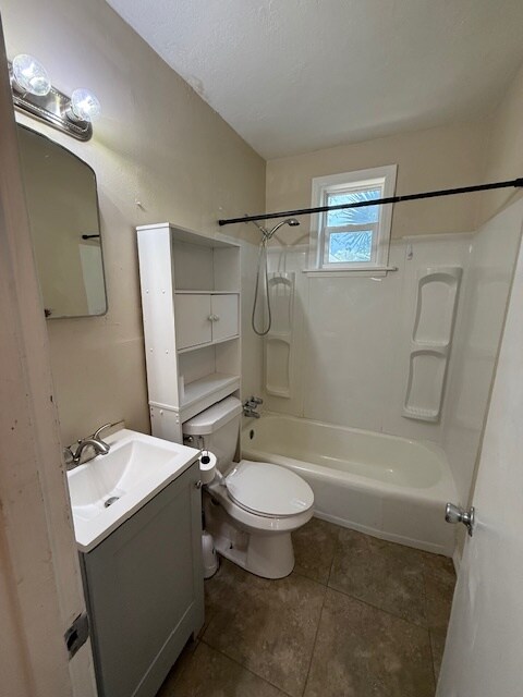 Full Bathroom - 314 S K St