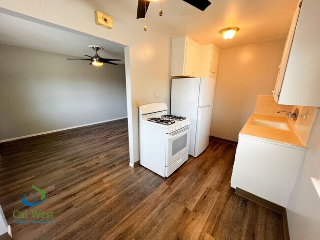 Building Photo - $1995 - Cozy 1/1 located near the Rose Garden