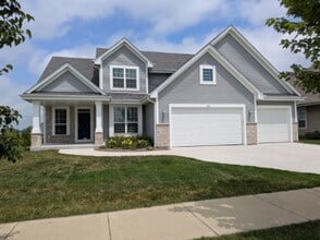 Building Photo - Executive Rental: Spacious 4-Bedroom Home in Oconomowoc!