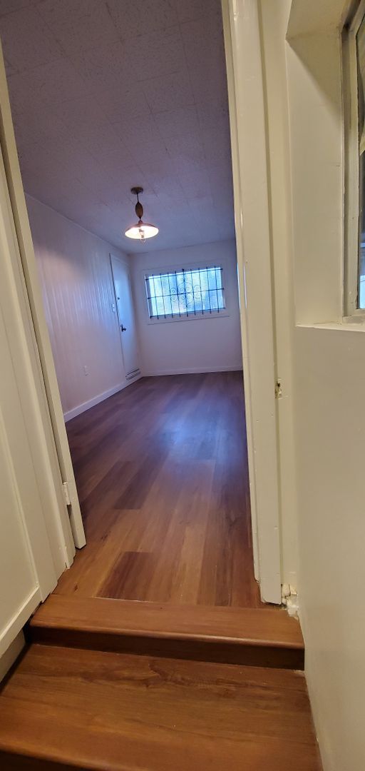 Building Photo - Beautifully Renovated Vintage  2 bedroom 2...