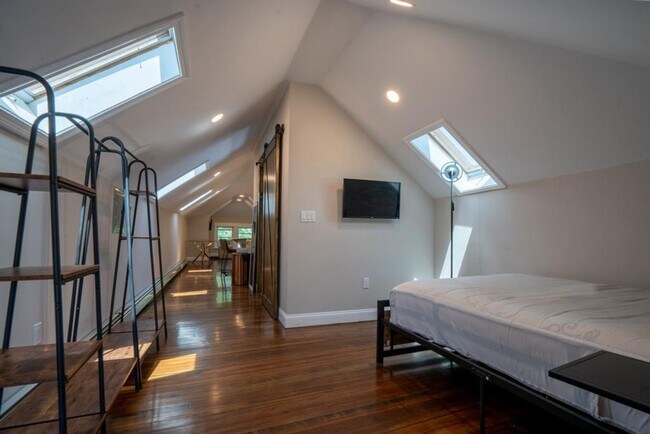 Building Photo - Completely renovated studio with all utils included AVAILABLE 6/1/2026