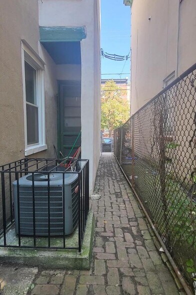 Building Photo - 524 N 33rd St
