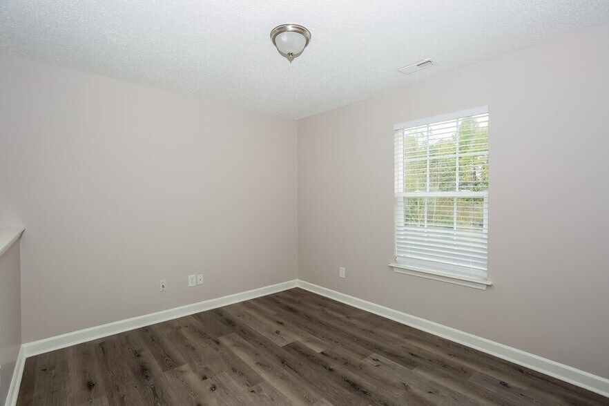 Building Photo - 605 Overlook Rd