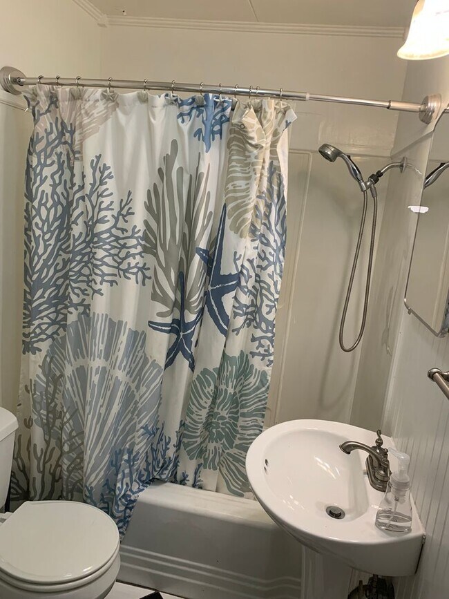 Building Photo - Cozy Cottage, Small Town Charm