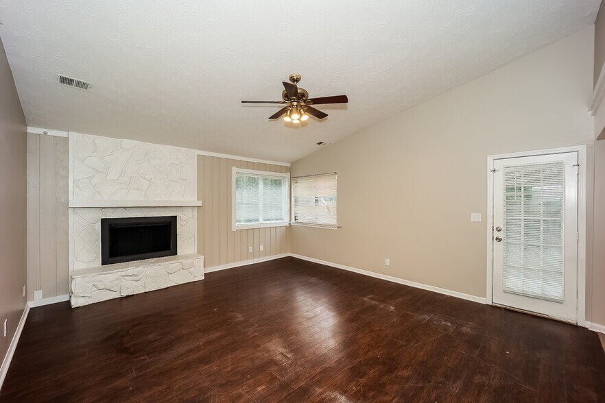 Building Photo - 596 Post Oak Rd