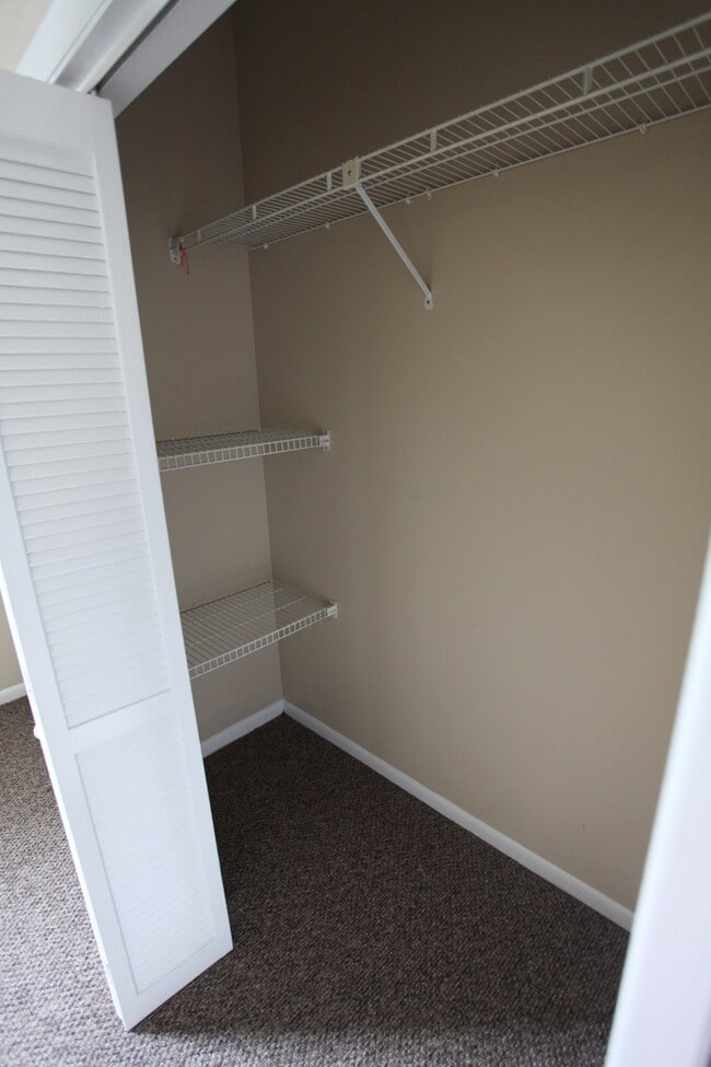 Building Photo - 2 Bed, 2 Bath Apartment – Close to Shoppin...