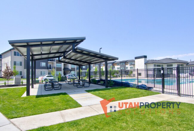 Building Photo - 962 W 500 S