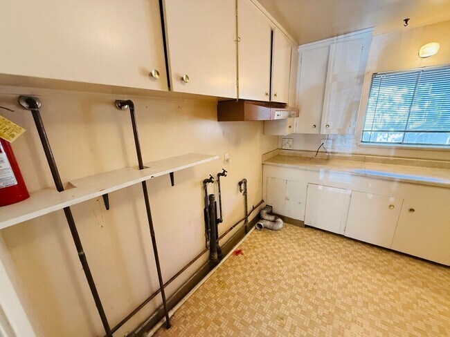 Building Photo - Pet friendly 3 bed 2 bath unit with all utilities included