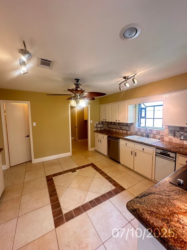 Building Photo - 20326 Spoonwood Dr