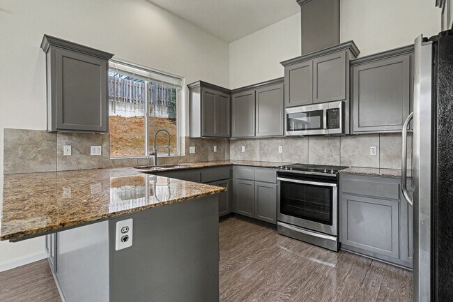 Building Photo - 3 bed, 2 bath home in West Salem's Brush College neighborhood