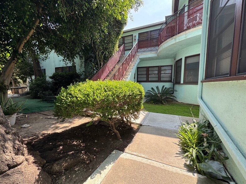Building Photo - 906 Alandele Ave