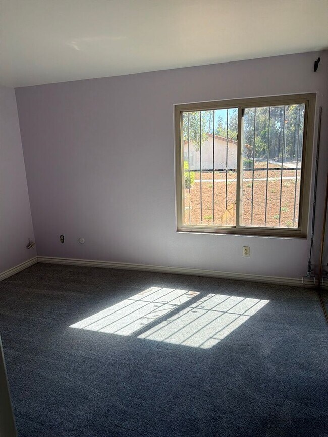 Building Photo - Remodeled Spring Valley Townhome