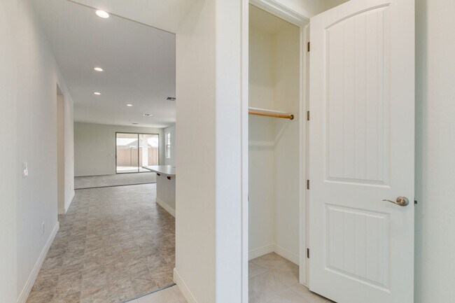 Building Photo - 5 bedroom/ 2 bath home in Casa Grande