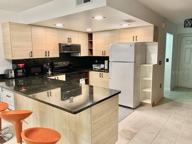 Building Photo - 37 Village Dr