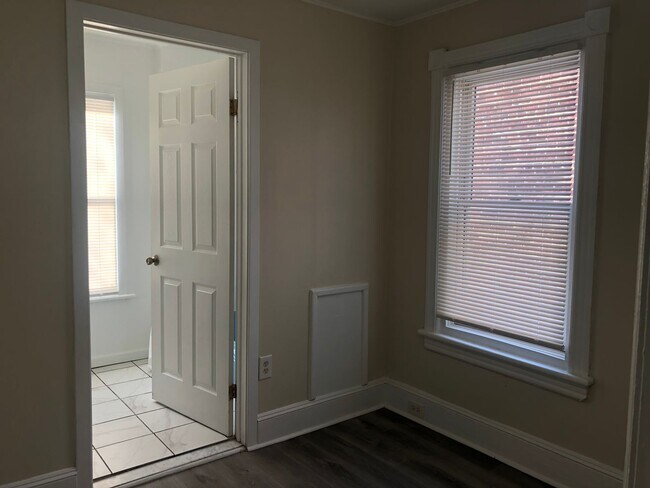 Building Photo - Fantastic 2 Bedroom/2 Bath Home! Recently Renovated Kitchen & Baths!