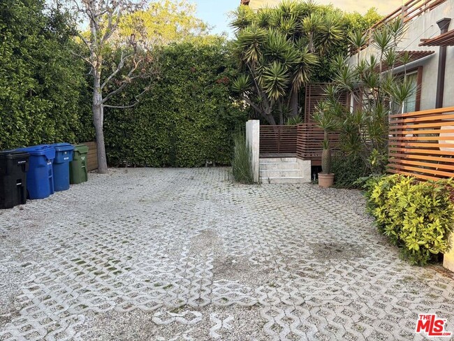 Building Photo - 832 N Las Palmas Ave