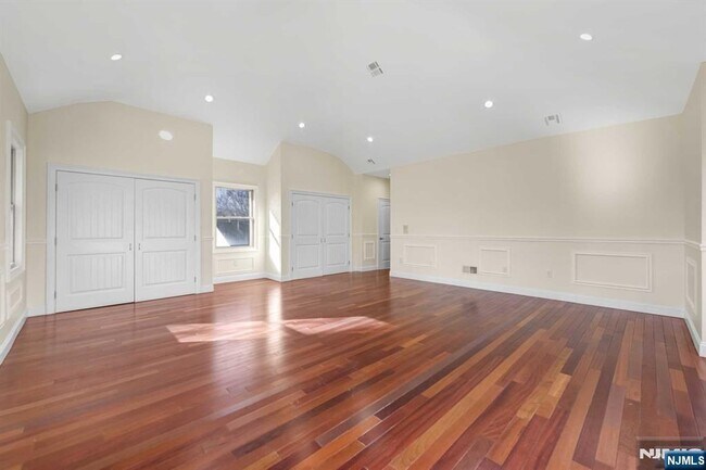 Building Photo - 831 Pascack Rd