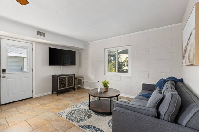 Building Photo - 321 W Kalmia St