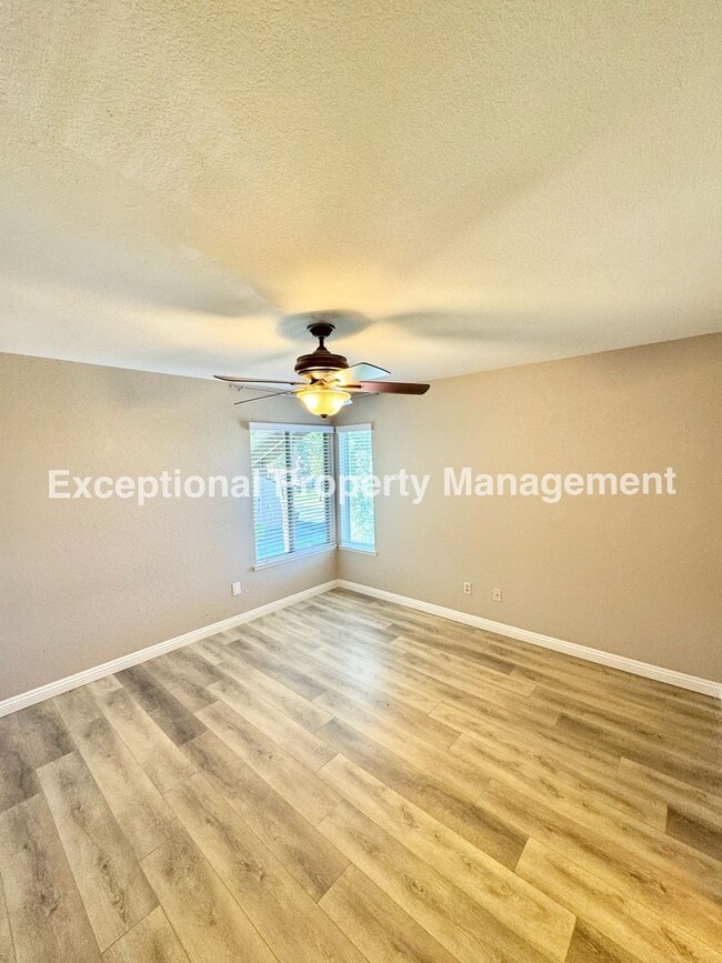 Building Photo - Ready to move in 2 bedroom 3 bath home!