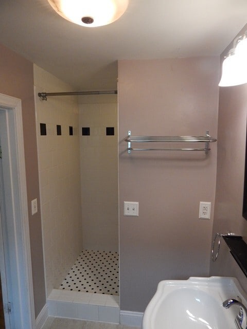 Building Photo - 2Bd/2Ba Two Story House - Available Soon!