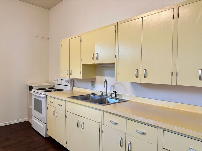 Building Photo - 2 Bedroom 1.5 Bath Duplex - South Fargo