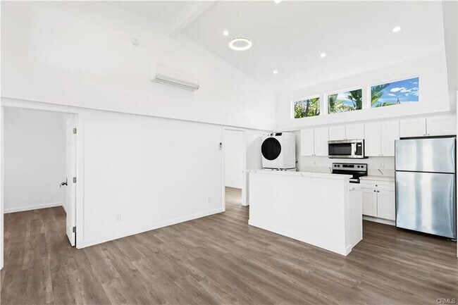 Building Photo - 552 N Cambridge St