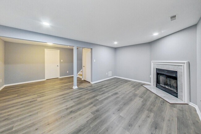 Building Photo - Beautifully maintained end unit Townhouse located in Stonebridge subdivision!