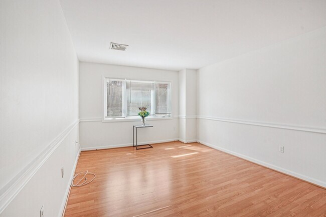 Building Photo - 35 Des Moines Rd