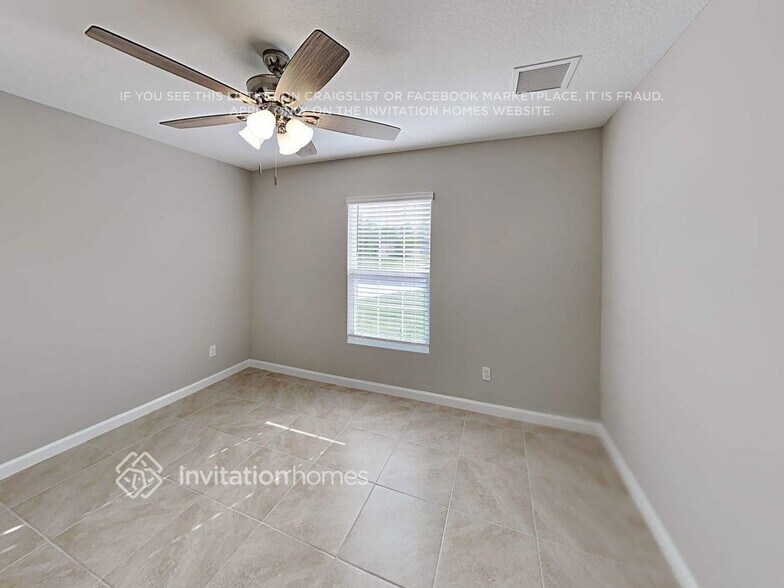 Building Photo - 453 SW Leona Dr