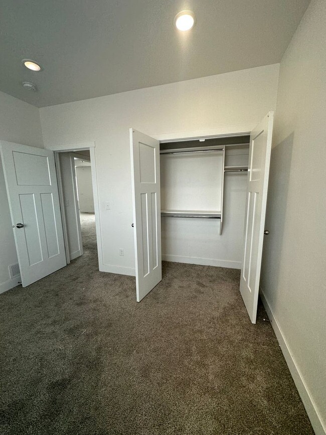 Building Photo - $500 OFF FIRST MONTHS RENT IF A LEASE IS S...