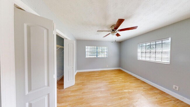 Building Photo - 3BR/1BA HOUSE - Riverview Area  ** QUICK M...