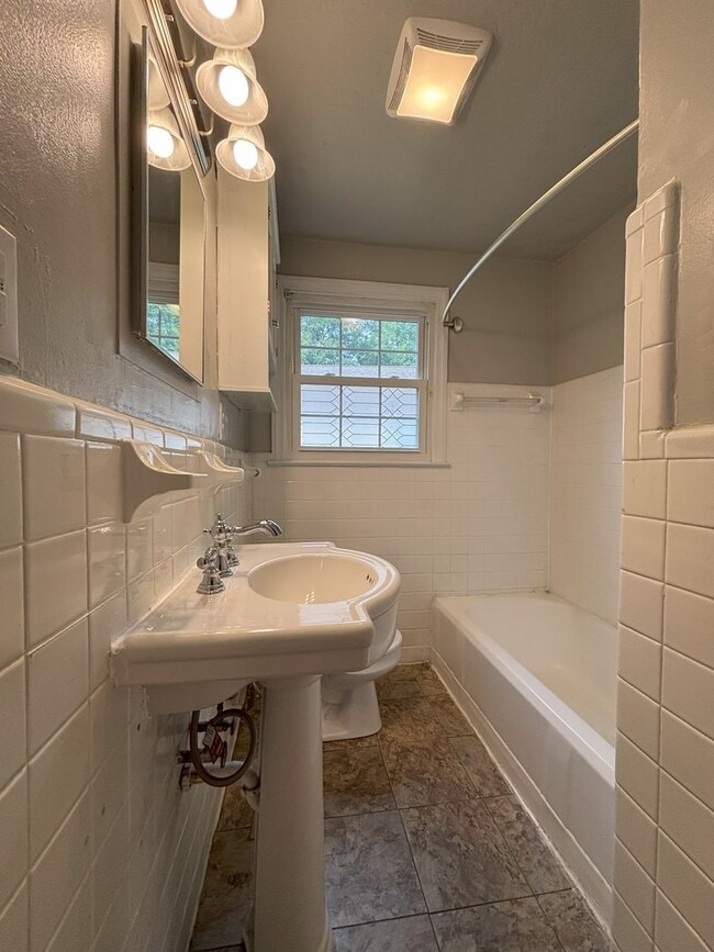 Building Photo - Get on over to Glendale!