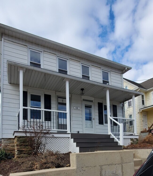 Building Photo - Beautifully Styled Colonial Home with Upgrades!