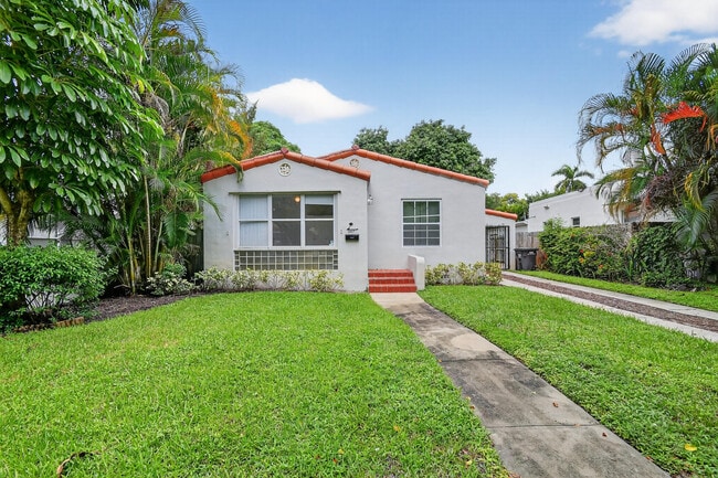 Building Photo - 2817 Poinsettia Ave