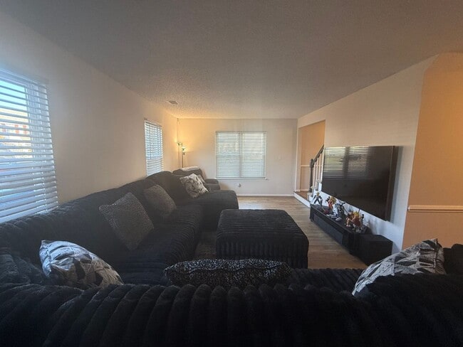 Building Photo - BeautifullyTownhome in Sought-After Indian Lakes * Ask Abut Our Zero Deposit*