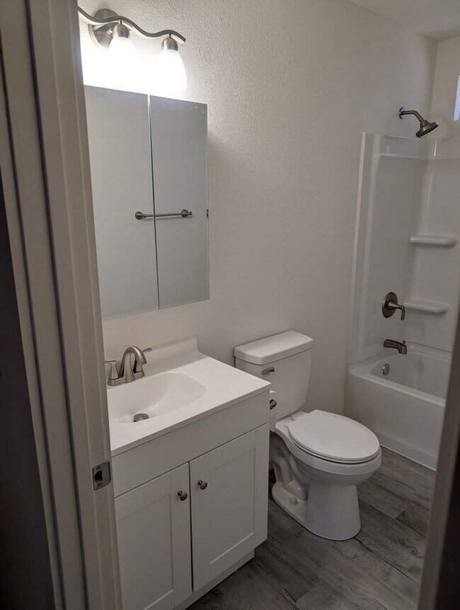 Building Photo - Newly Remodeled Townhouse