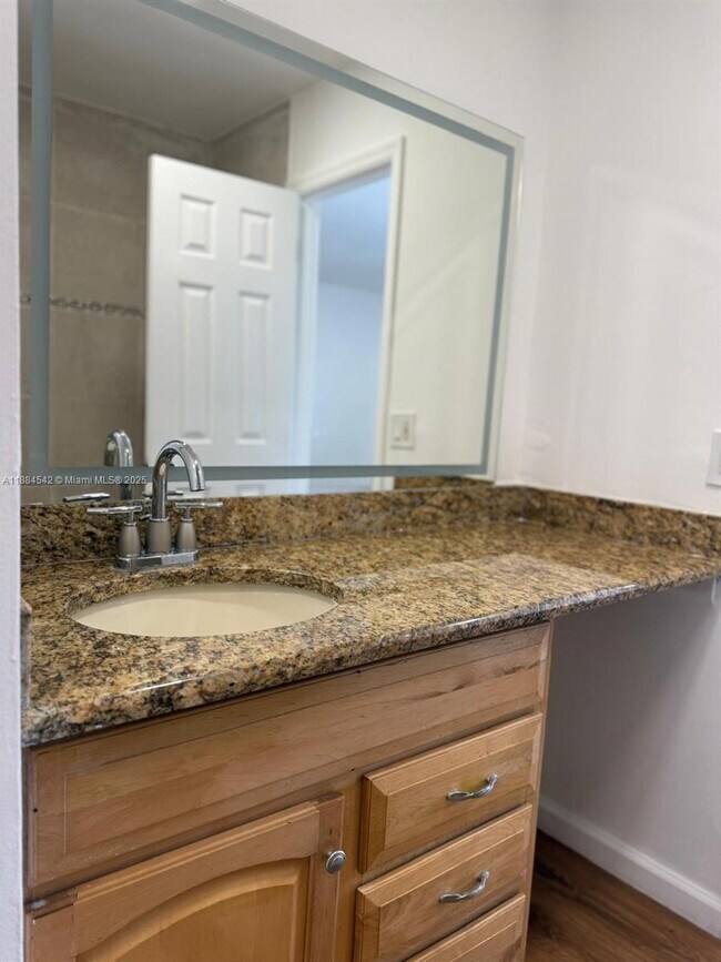 Building Photo - 10794 N Kendall Dr